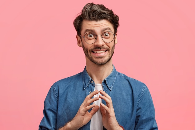 Uomo dai capelli scuri che indossa una camicia di jeans