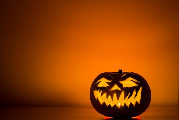 Free photo dark jack-o-lantern witn candle