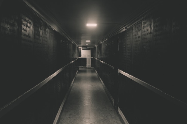暗い長い廊下