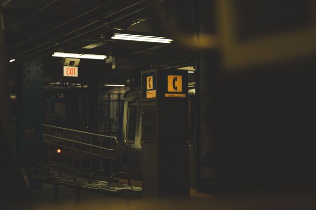 지하철 역에서 전화 부스의 어두운 샷