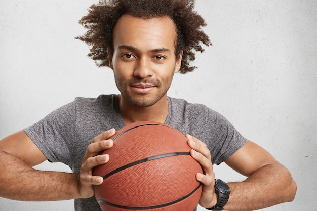 無料写真 ダークスキンの混血男性がバスケットボールを宣伝