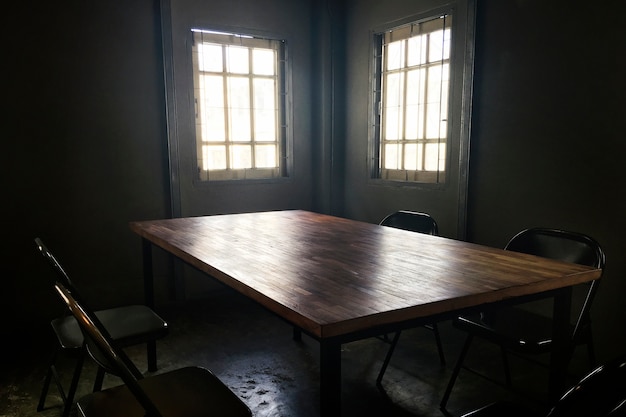 テーブルと椅子のある暗い部屋