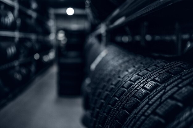 忙しい倉庫でのダークストレージフルまたは多種多様な新品タイヤ。