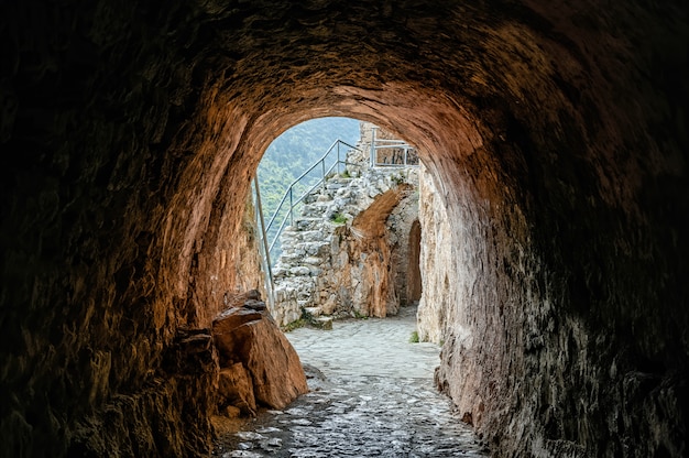 古い古代の城の暗いトンネル