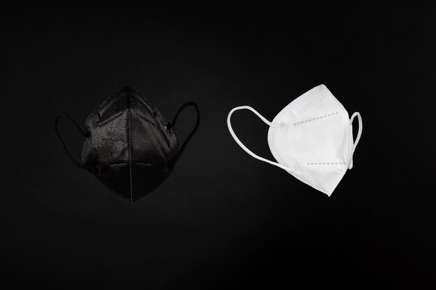 어두운 배경의 어둡고 흰색 fp2 마스크