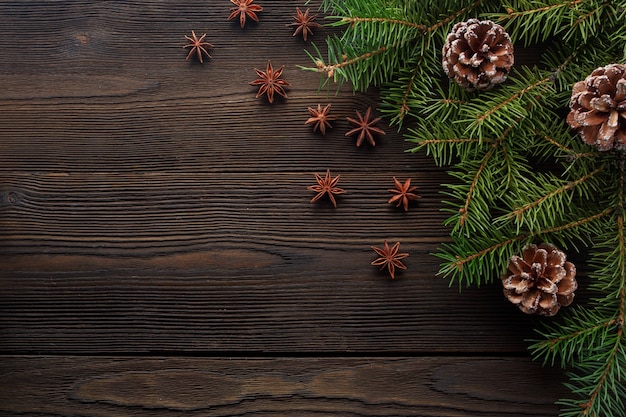 소나무 장식 크리스마스와 어두운 나무 테이블