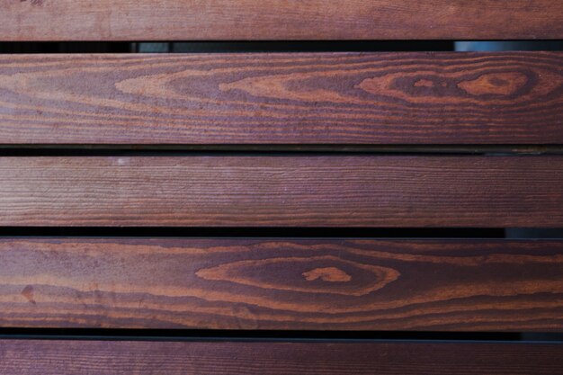 暗い木製の厚板