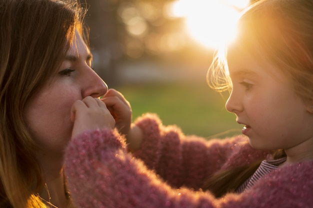 Foto gratuita figlia che gioca con la madre