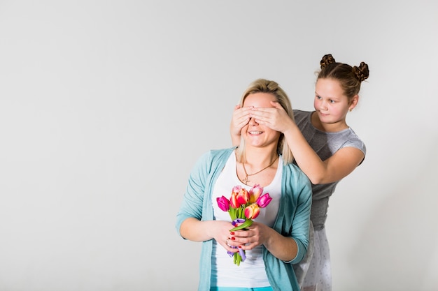 Foto gratuita figlia che chiude gli occhi della madre