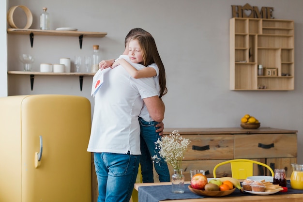 Figlia e papà il giorno del padre