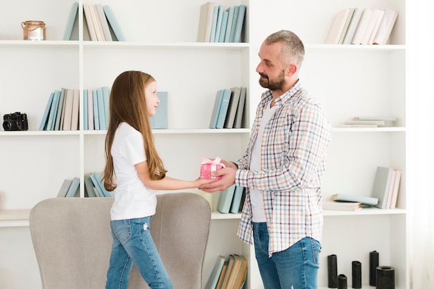 Foto gratuita figlia e papà il giorno del padre