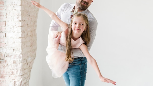 Foto gratuita figlia e papà il giorno del padre