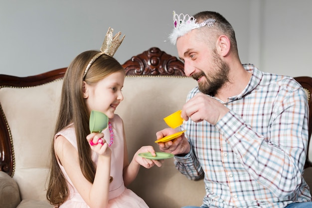 Foto gratuita figlia e papà il giorno del padre