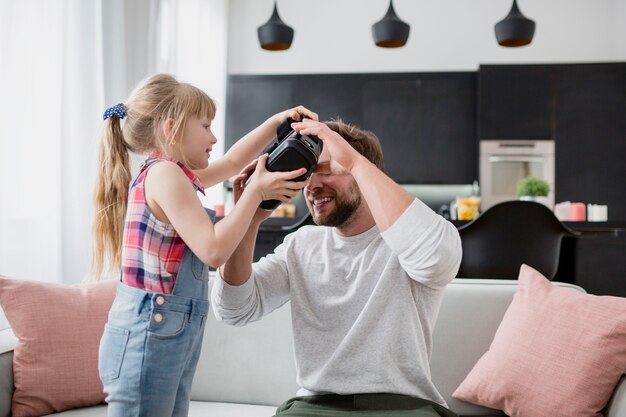 Дочь и отец держат гарнитуру VR