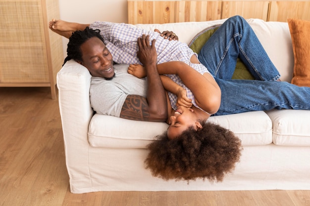 Foto gratuita figlia e padre in un momento di relax a casa