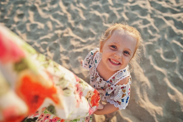 Figlia divertirsi sulla spiaggia ritratto di felice bambina carina in vacanza
