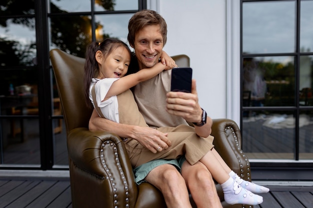 Foto gratuita figlia che fa una videochiamata con sua madre accanto a suo padre