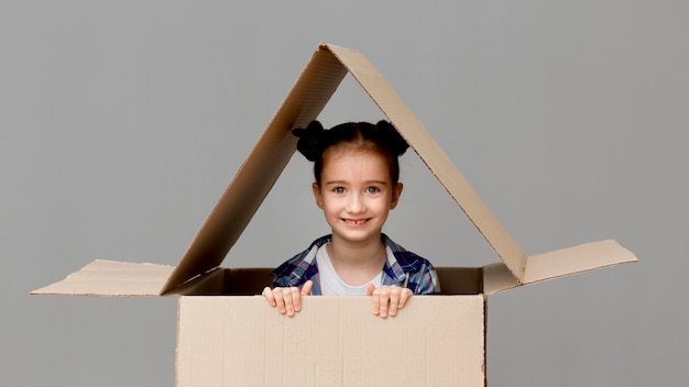 Free photo daughter helping with packing boxes