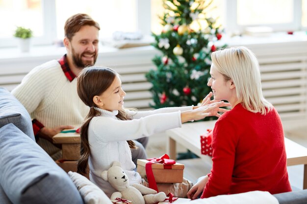 クリスマスの日に母親を抱き締める娘