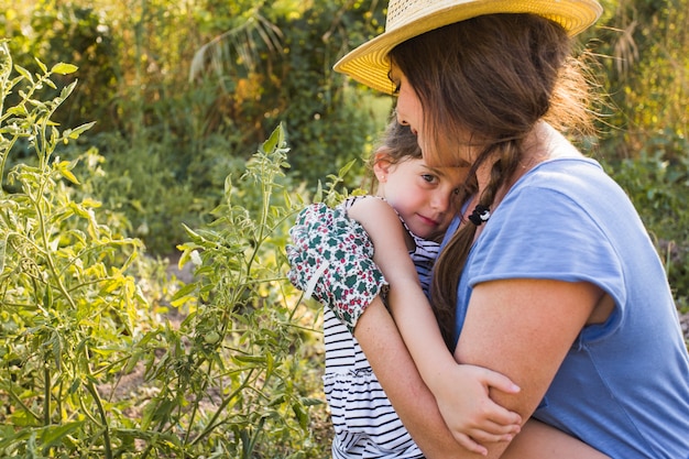 Foto gratuita figlia che ama sua madre in orto