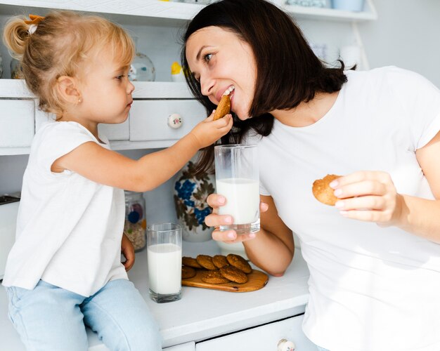 Дочь и мать едят печенье