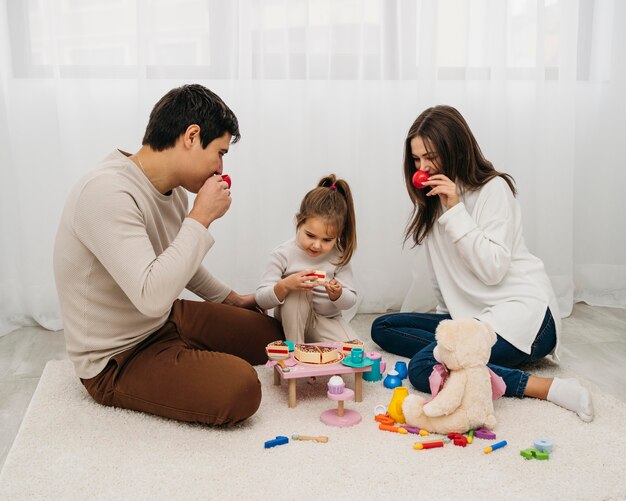 Дочь и родители играют вместе дома