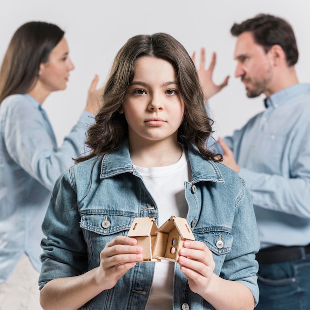 Foto gratuita figlia triste per la rottura della famiglia