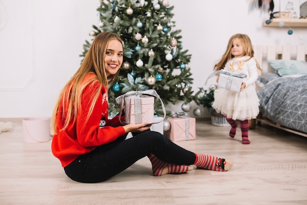 家庭でクリスマスを祝う娘と女性