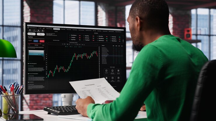 Free Photo day trader uses computer to purchase stocks that might perform well