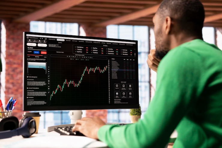 Free Photo day trader using computer purchasing stocks that might perform well