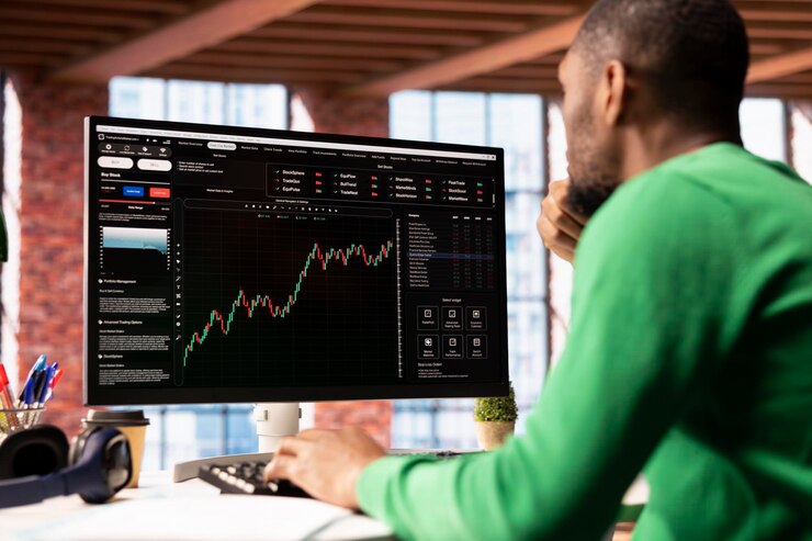 Free Photo day trader using computer purchasing stocks that might perform well