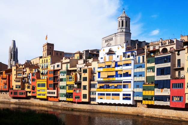 Free photo day view of  houses on the river bank in girona