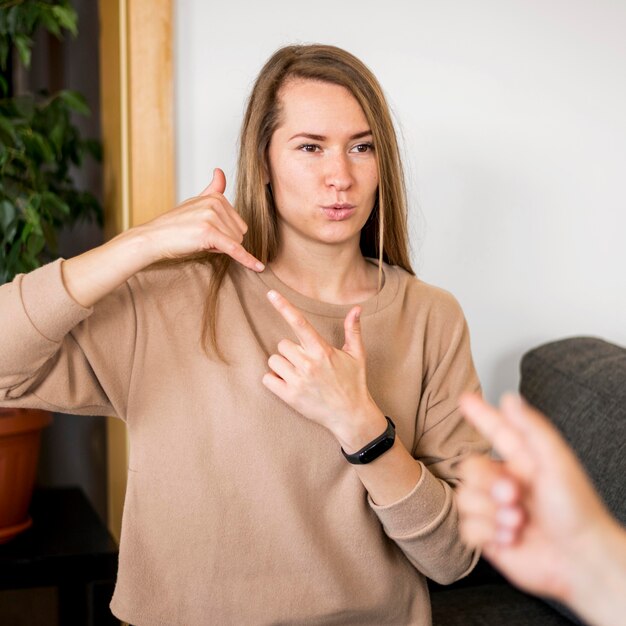 手話を通してコミュニケーションする聴覚障害者の女性