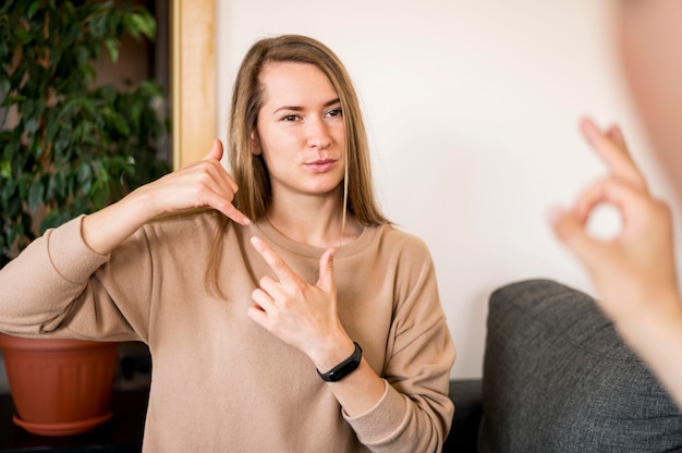 수화를 통해 의사 소통하는 청각 장애인 여자