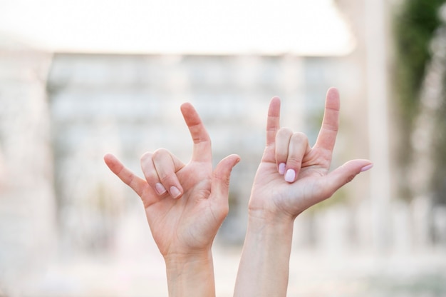 Глухие женщины общаются на языке жестов