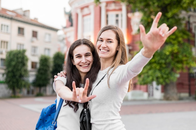 Бесплатное фото Глухие женщины общаются на языке жестов