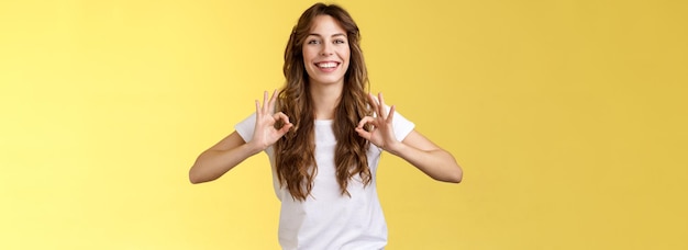 Foto gratuita l'affare garantisce ottimi risultati bell'aspetto amichevole piacevole giovane donna assicurare tutto va bene