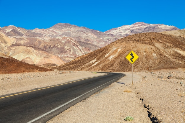 캘리포니아 데스 밸리. 사막 한가운데의 도로