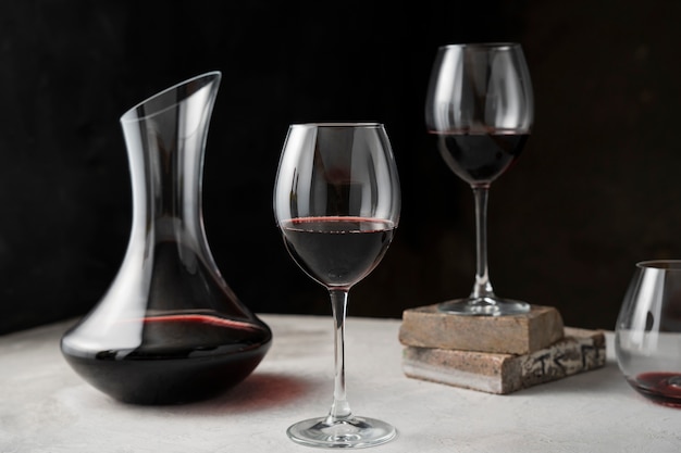 Foto gratuita decanter e bicchiere di vino