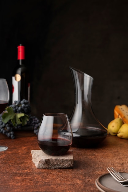 Foto gratuita disposizione decanter e bicchiere da vino rosso