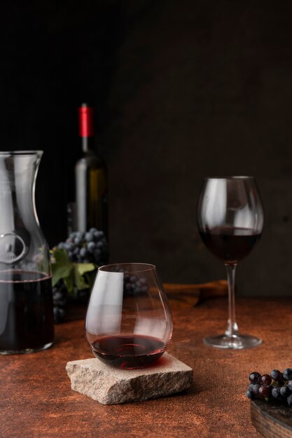 Decanter e bicchiere da vino rosso