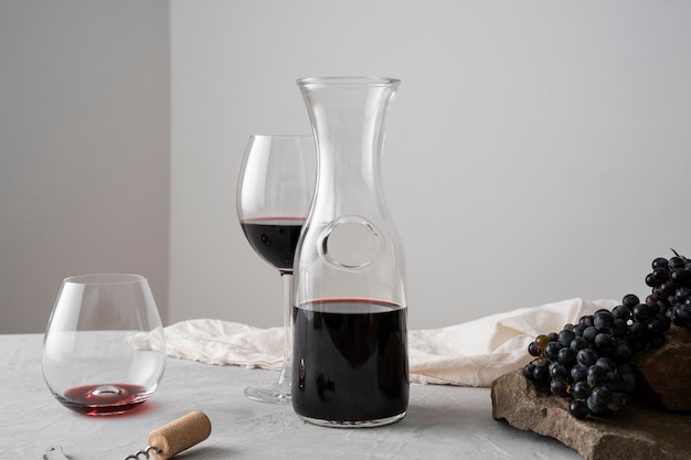 Графин и бокал для вина на столе