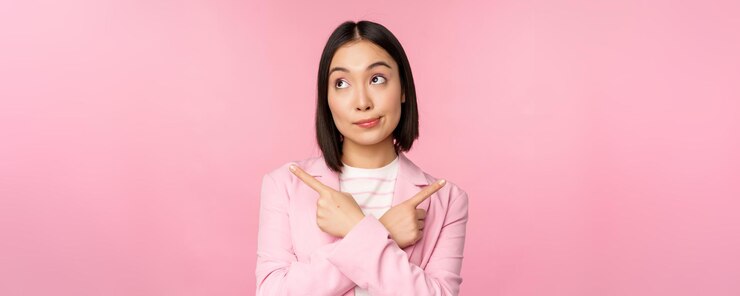 無料Photo 決定の概念若いアジアの実業家企業の労働者は指をsidways2方向に向ける