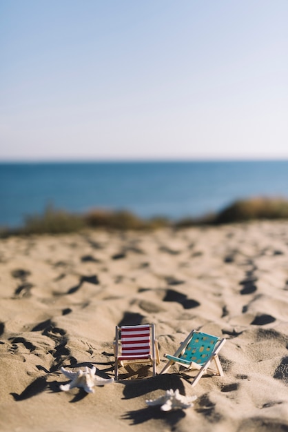 Foto gratuita sedie a sdraio in spiaggia