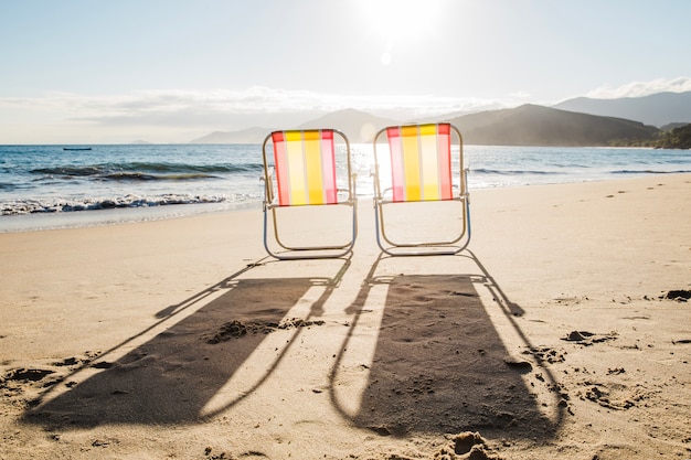 Foto gratuita sedie a sdraio in spiaggia