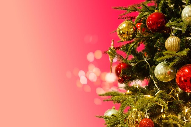 飾られたクリスマス ツリーのクローズ アップ、ボール、ガーランド