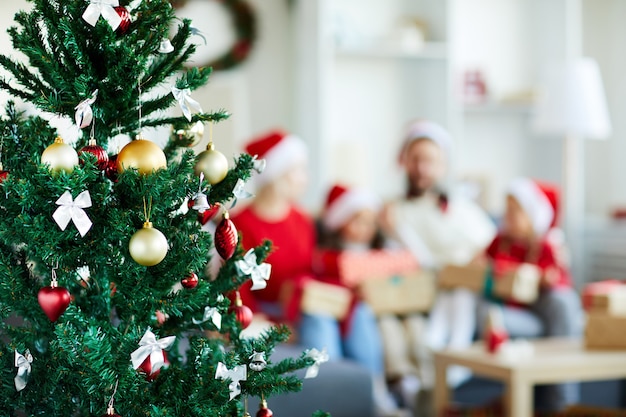 ぼやけた家族と飾られたクリスマスツリー