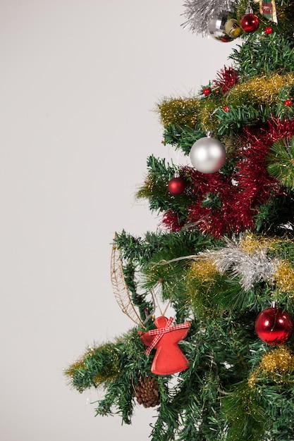 Foto gratuita albero di natale decorato