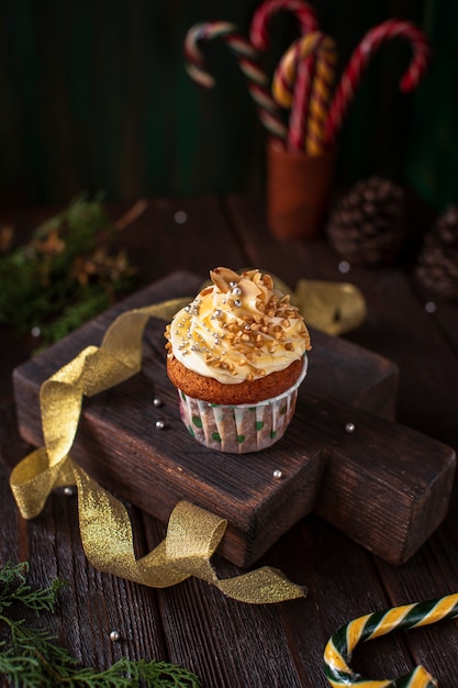 Free photo decorated cupcake with christmas ornaments