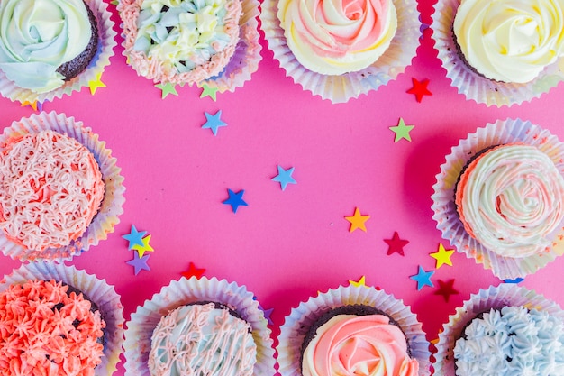 Free photo decorated cupcakes and confetti